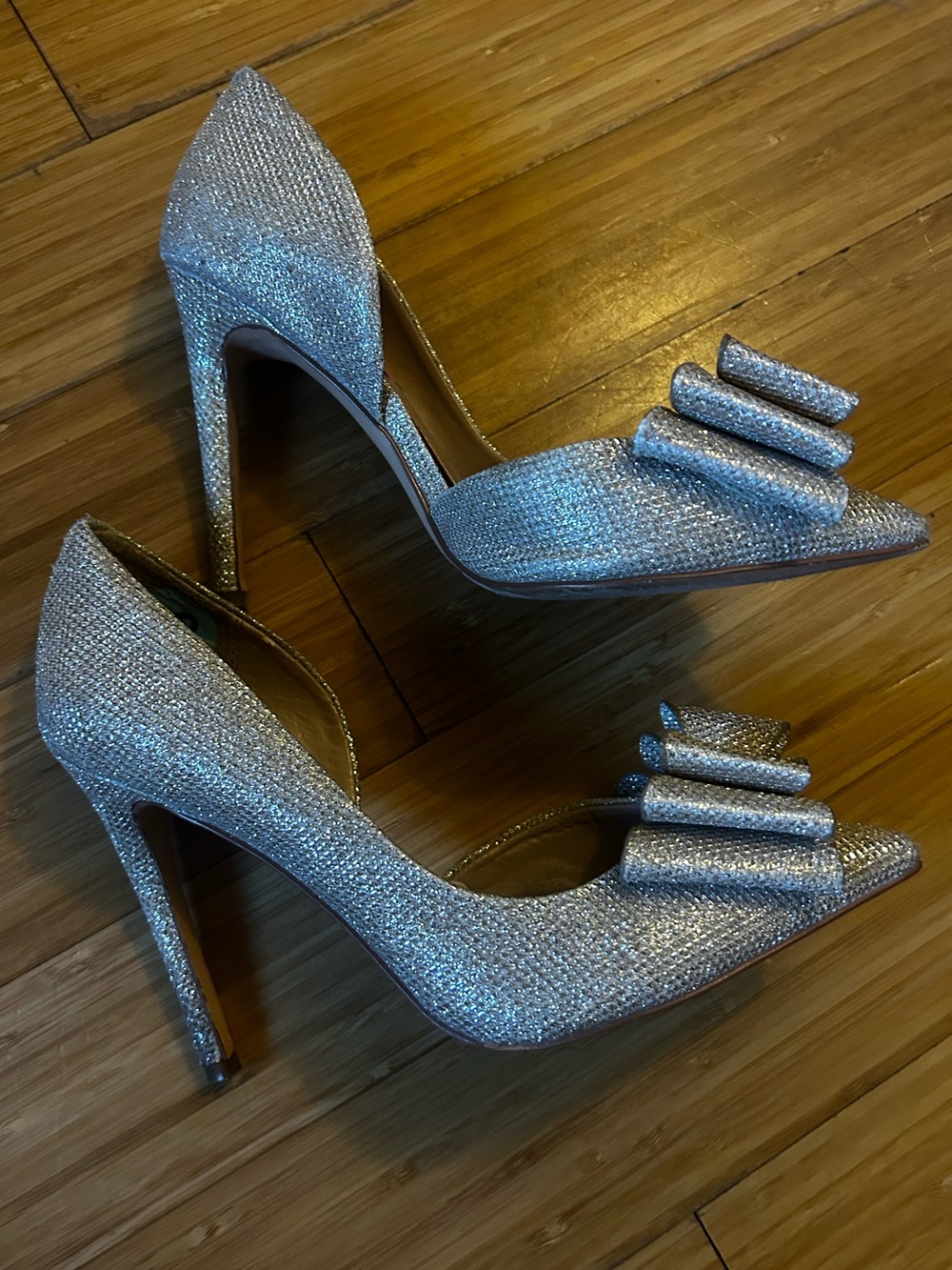 Betsey Johnson Gold Glitter Pointed-Toe Pumps with Bow Sz. 6 - Picture 3 of 4